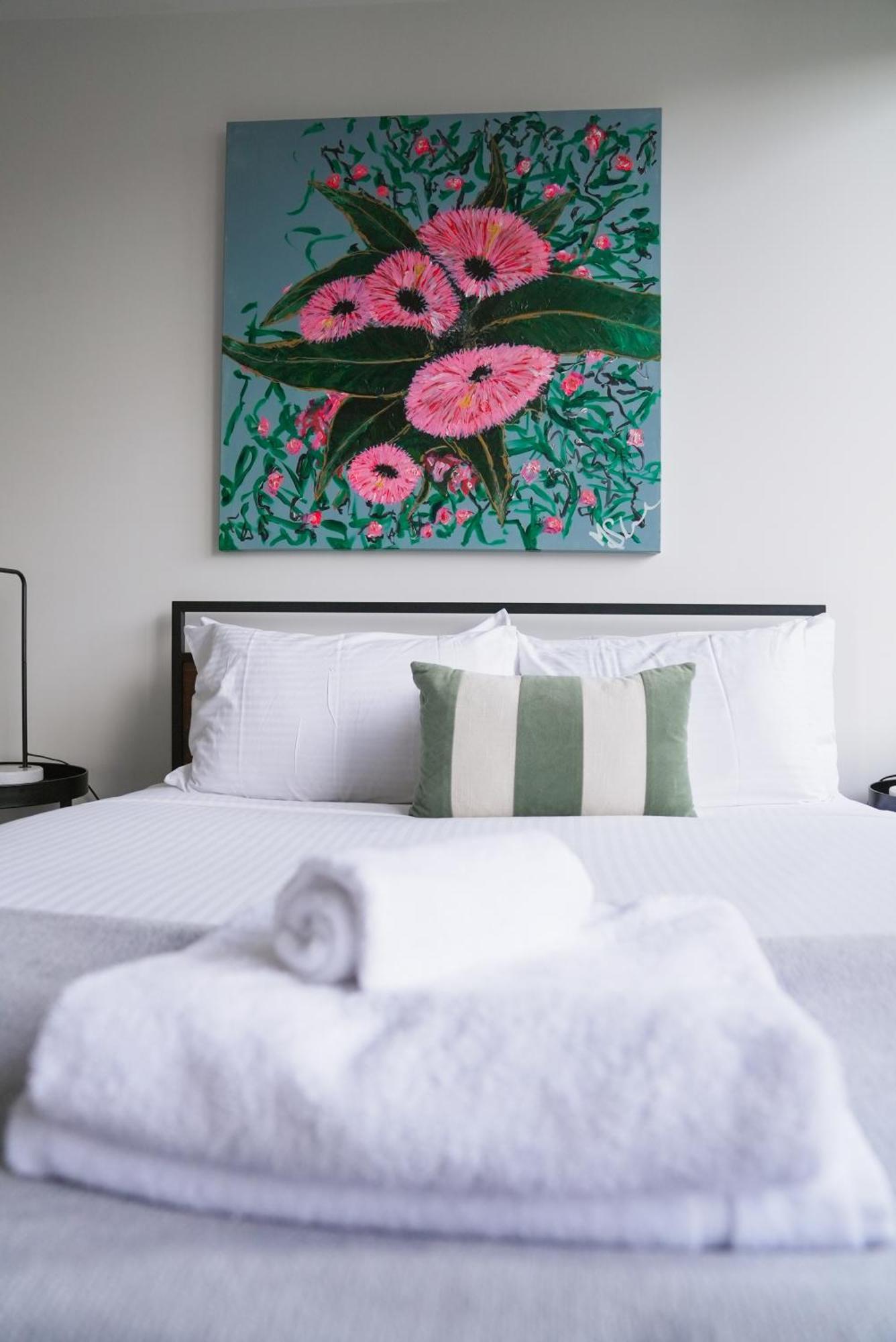 3 Bathrooms, Ideal Location, Perfect For Groups * Melbourne