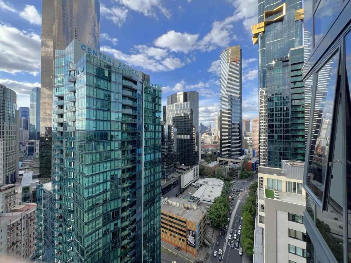 3 Bedroom 2 Bath, Free Parking, Southbank, Balcony Melbourne