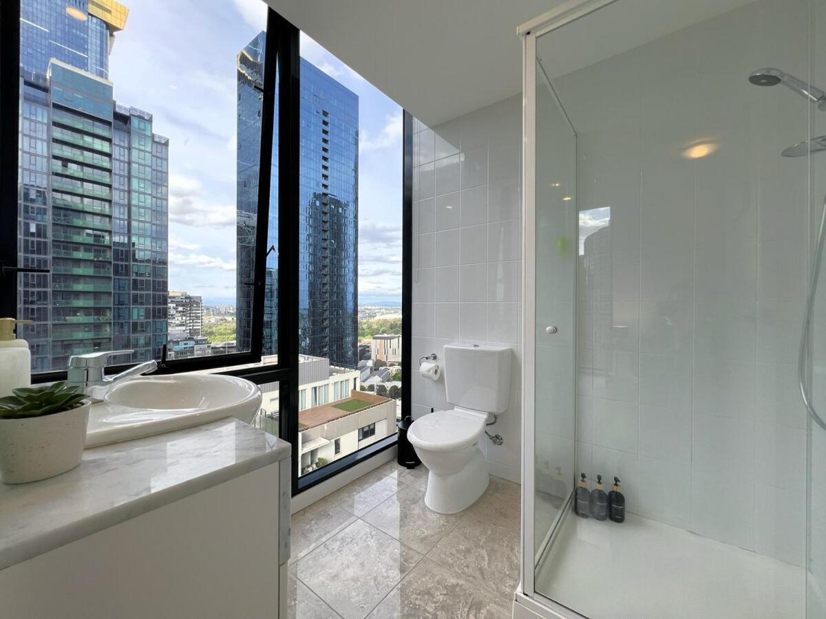 3 Bedroom 2 Bath, Free Parking, Southbank, Balcony Melbourne