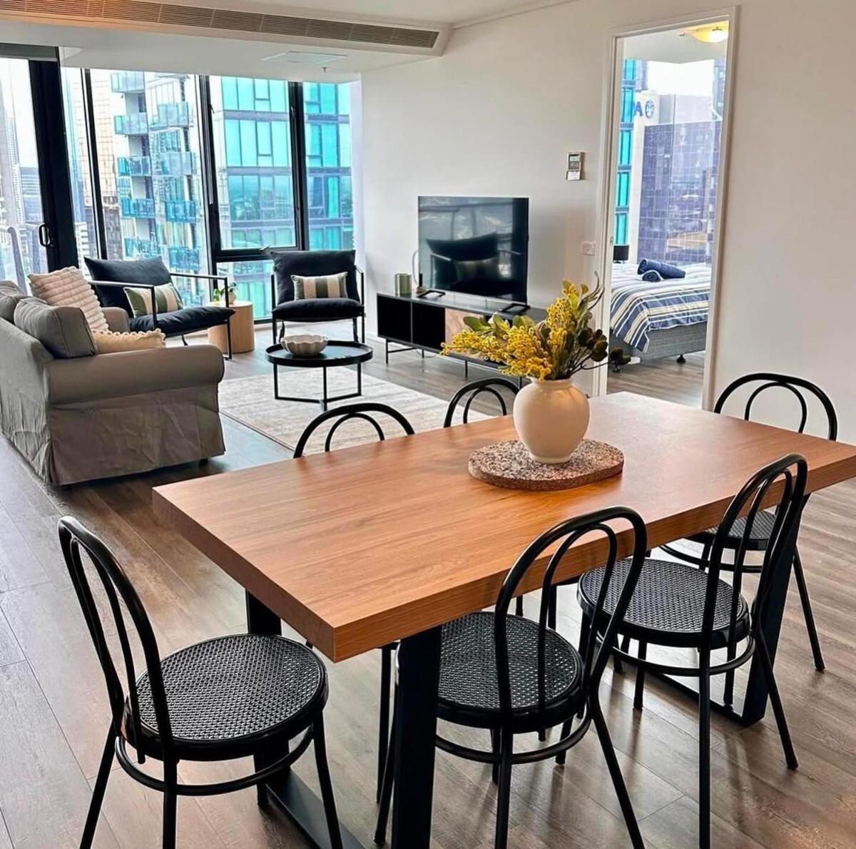 3 Bedroom 2 Bath, Free Parking, Southbank, Balcony *