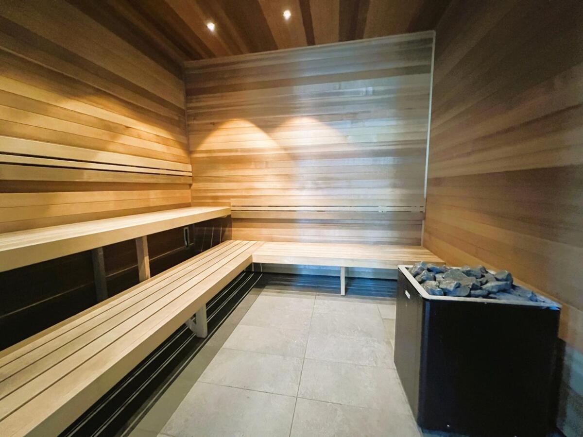 2 Bedroom 2 Bath, Southern Cross, Flagstaff, Lvl 65 Melbourne