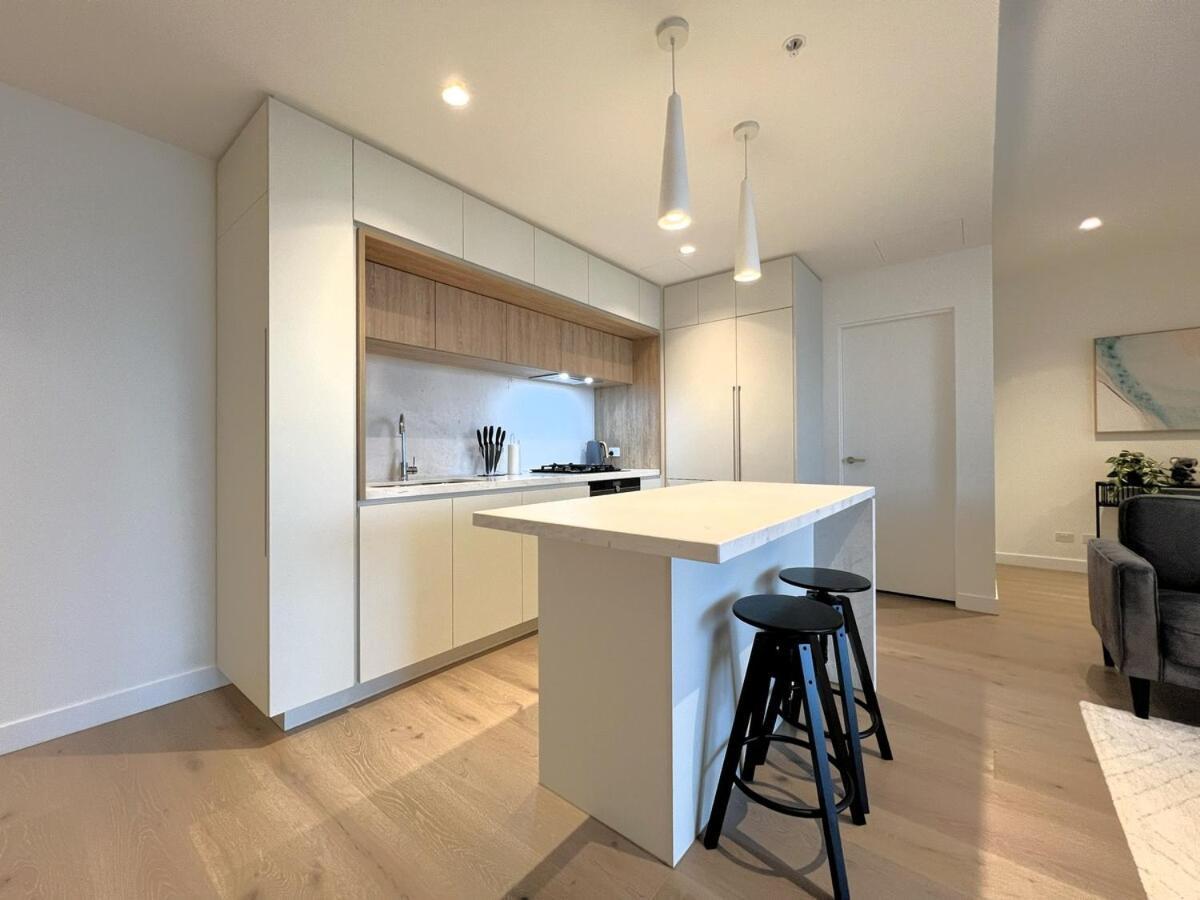 2 Bedroom 2 Bath, Southern Cross, Flagstaff, Lvl 65 Apartment Melbourne