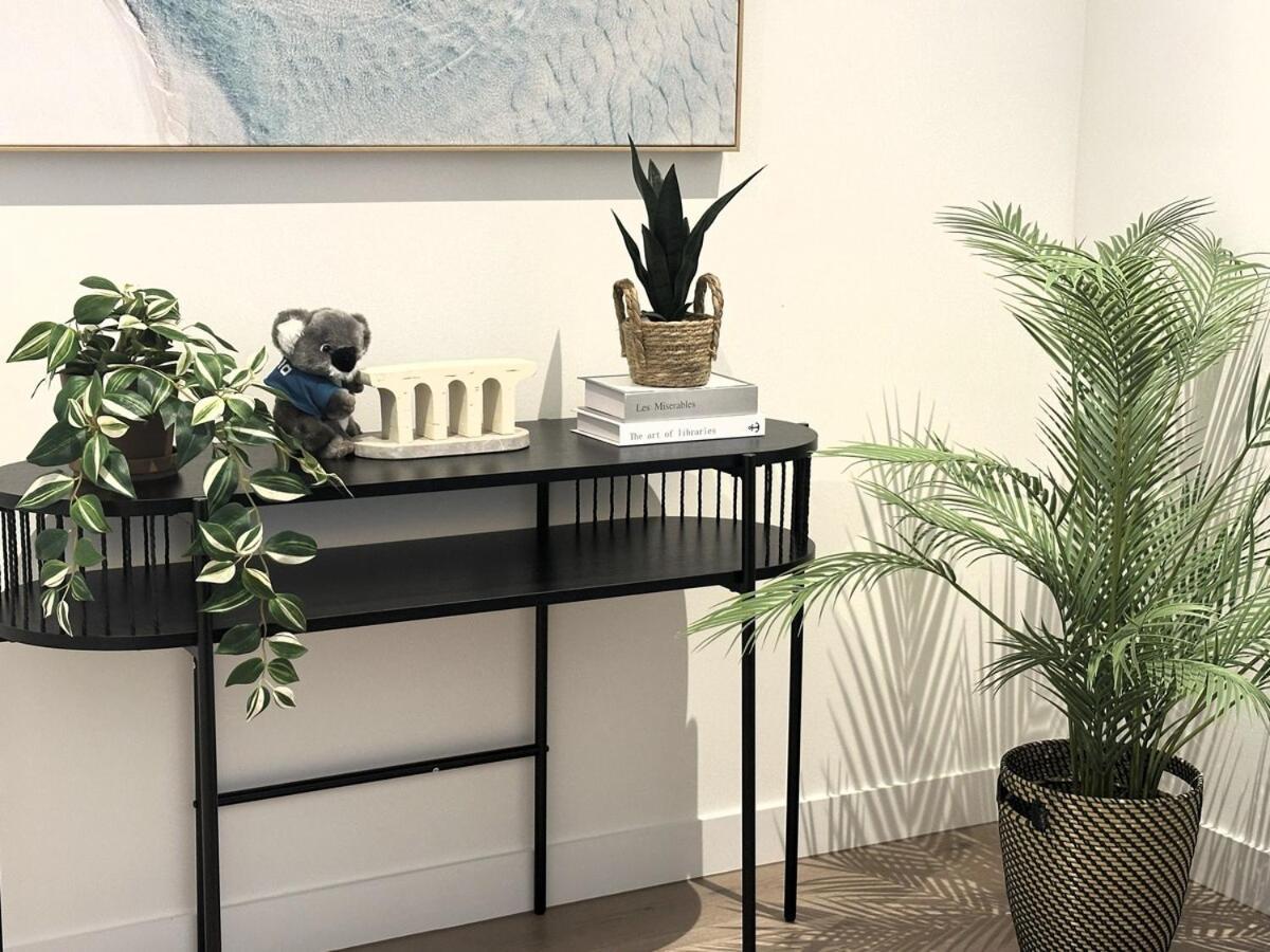 2 Bedroom 2 Bath, Southern Cross, Flagstaff, Lvl 65 * Melbourne