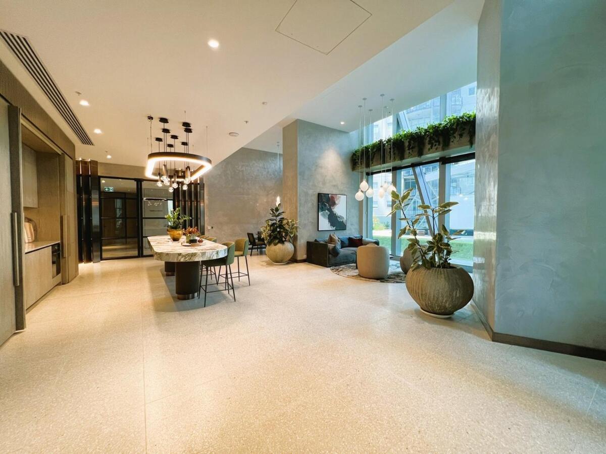2 Bedroom 2 Bath, Southern Cross, Flagstaff, Lvl 65 * Melbourne