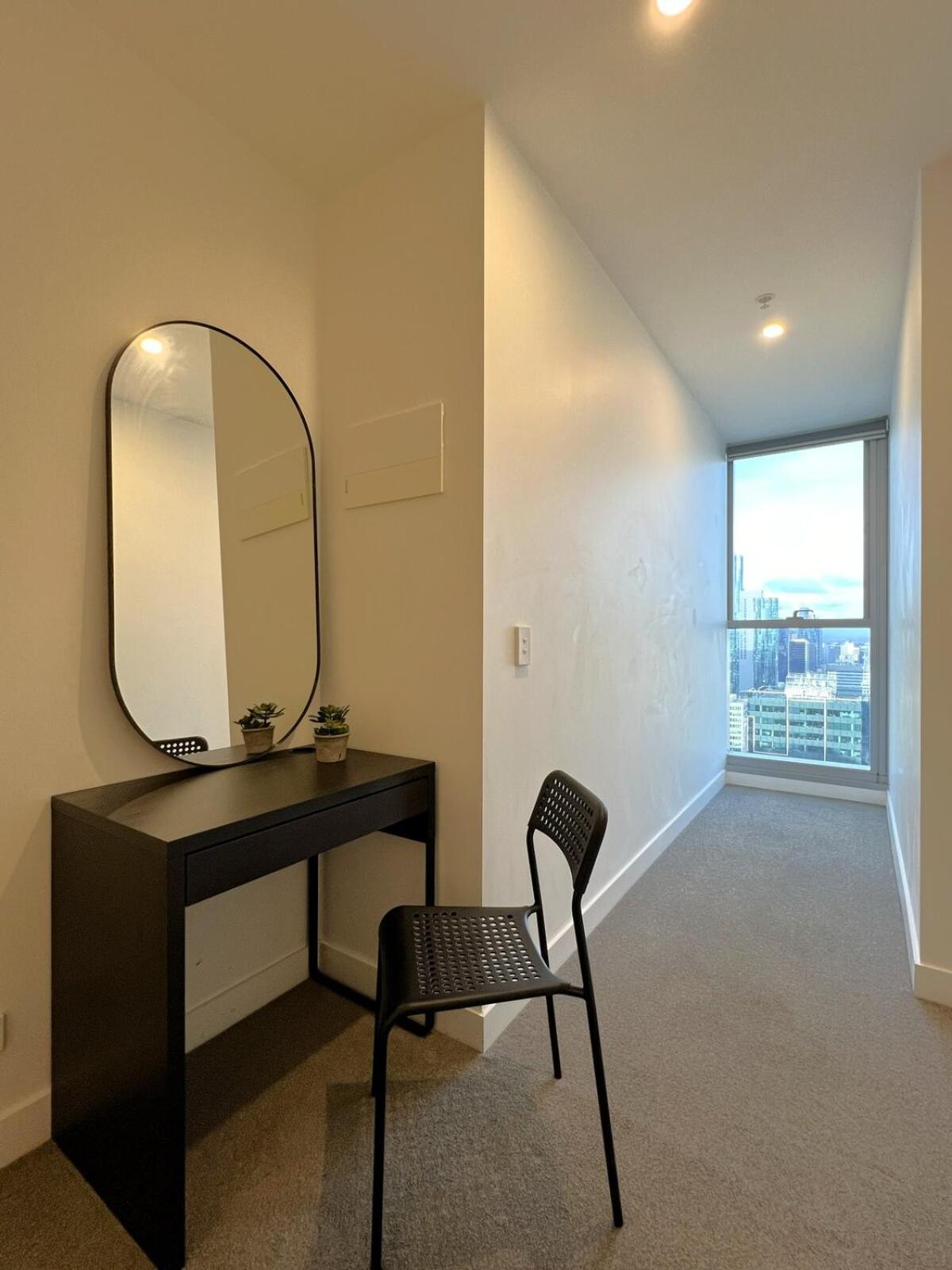 2 Bedroom 1 Bath, Free Parking, Southern Cross, Lvl 42 *