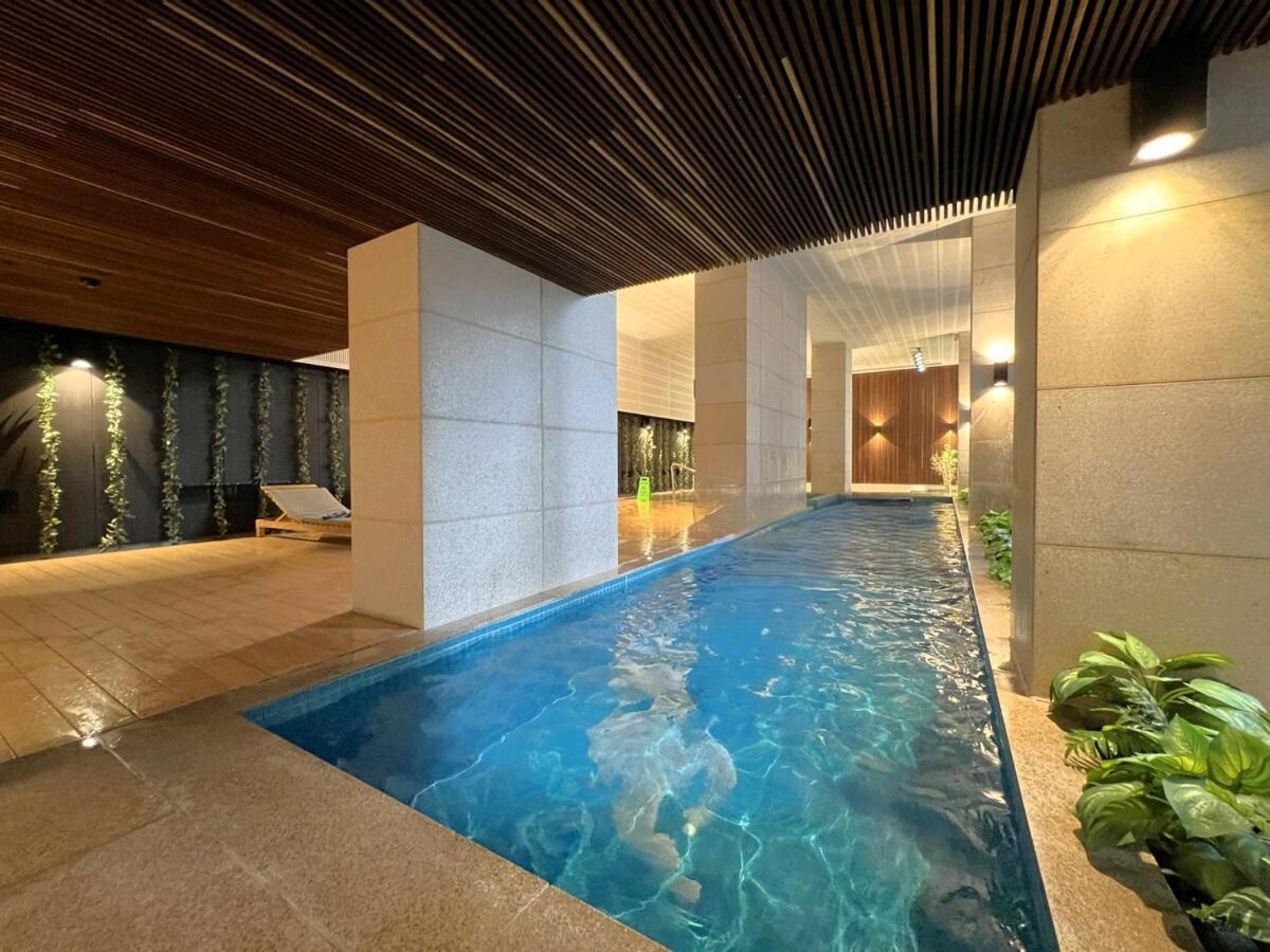 2 Bedroom 1 Bath, Free Parking, Southern Cross, Lvl 42 * Melbourne