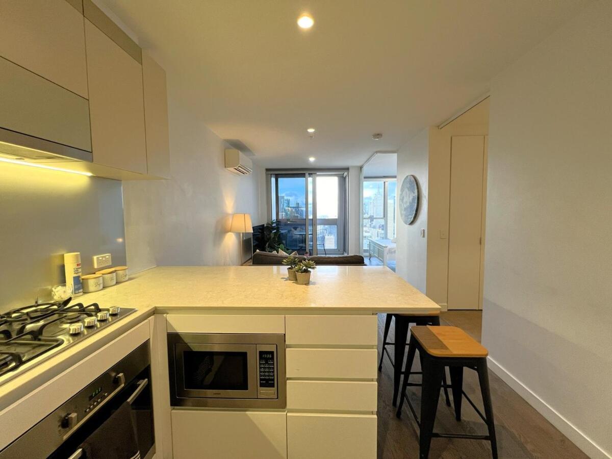 2 Bedroom 1 Bath, Free Parking, Southern Cross, Lvl 42 Melbourne
