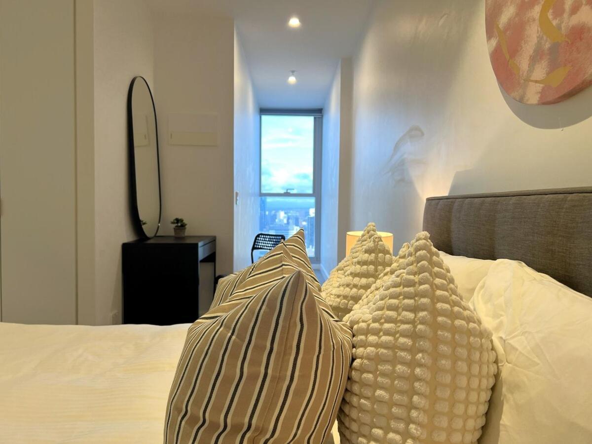 2 Bedroom 1 Bath, Free Parking, Southern Cross, Lvl 42 * Melbourne