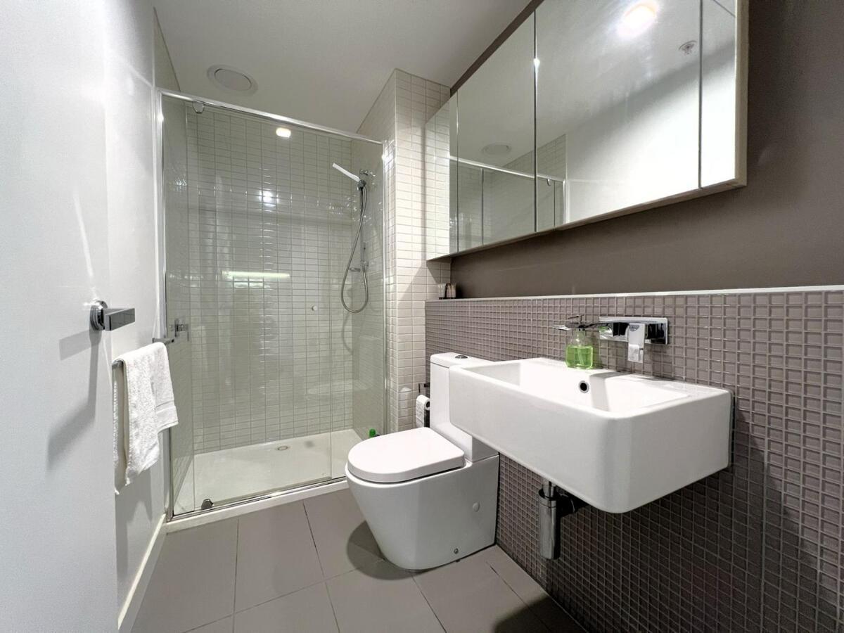 2 Bedroom 1 Bath, Free Parking, Southern Cross, Lvl 42 Melbourne