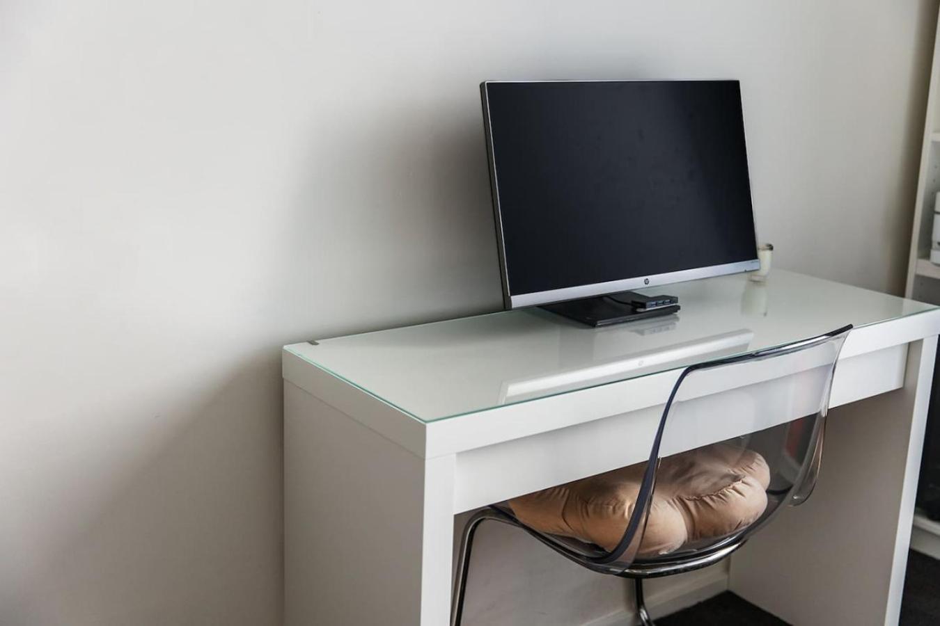Cleo, Indoor Pool And Gym. Location Apartment Melbourne