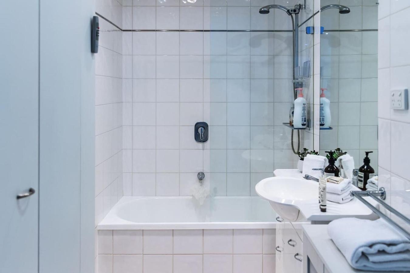 Cleo, Indoor Pool And Gym. Location Apartment *