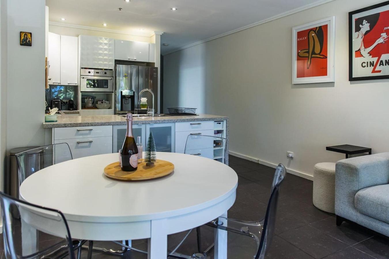 Cleo, Indoor Pool And Gym. Location Apartment Melbourne