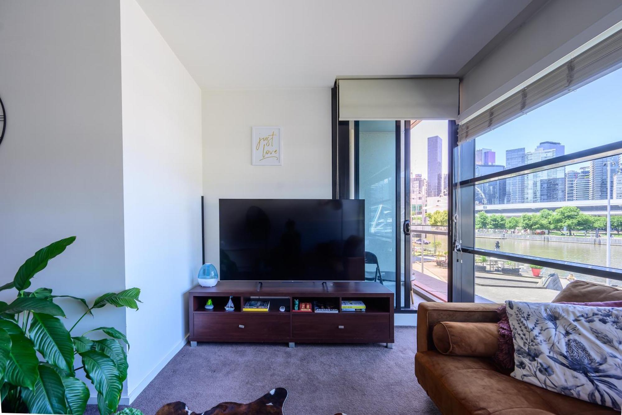 Luxurious In The Heart Of Docklands Apartment