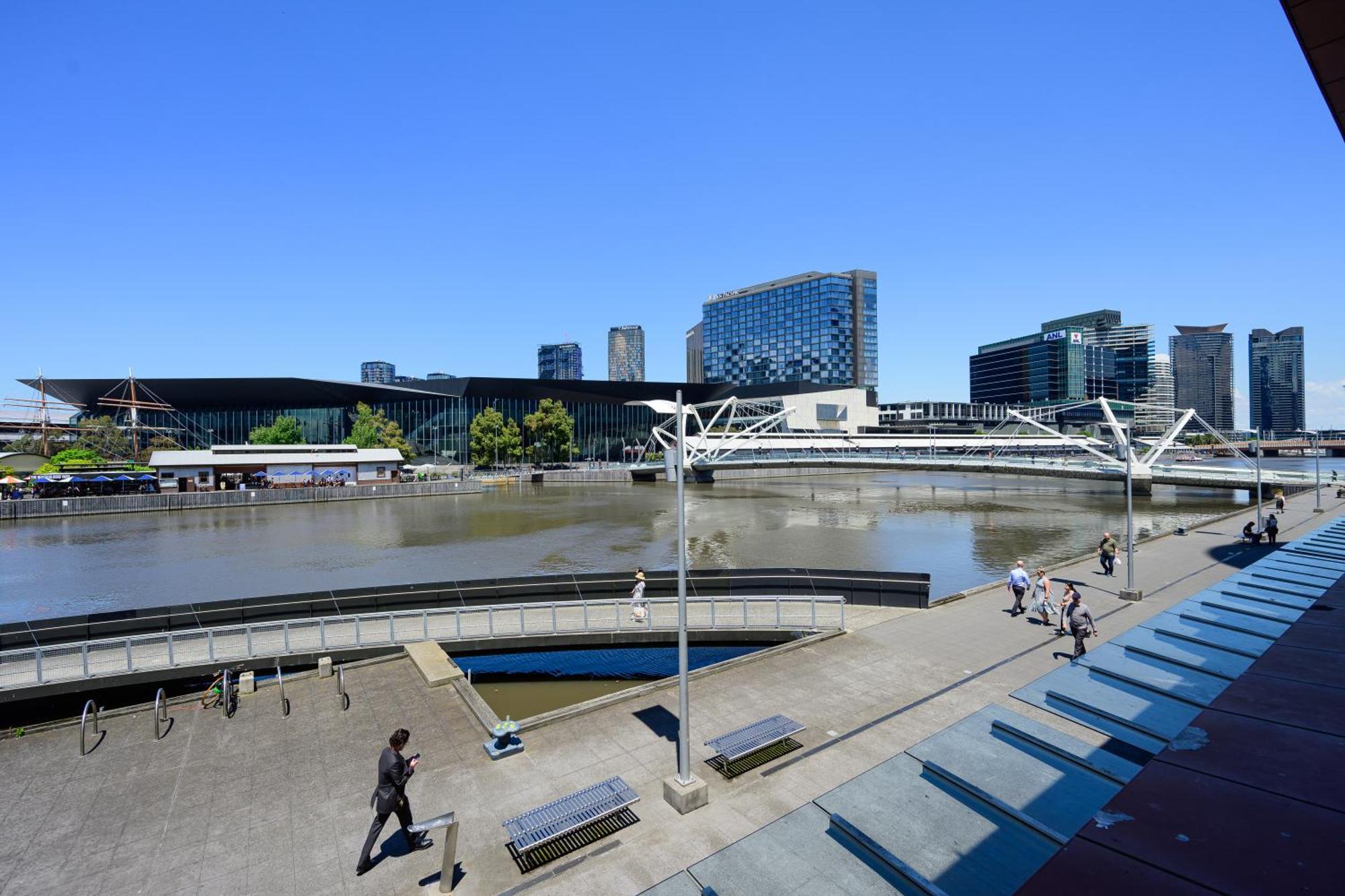 Luxurious In The Heart Of Docklands Melbourne