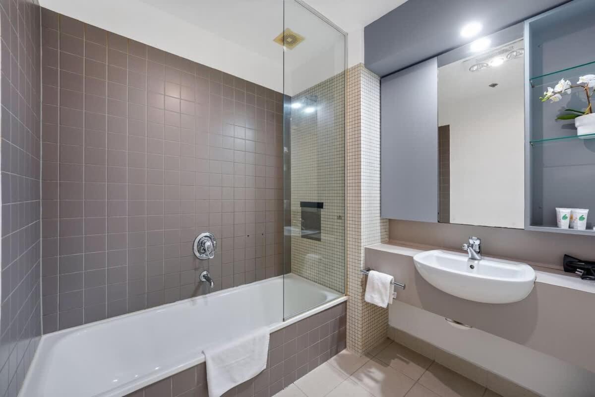 Apartment Stadium - Cbd Living On Little Bourke
