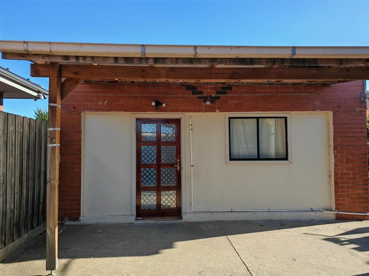 Apartment Cozy - 15 Mins To Airport & 500m To Train Melbourne