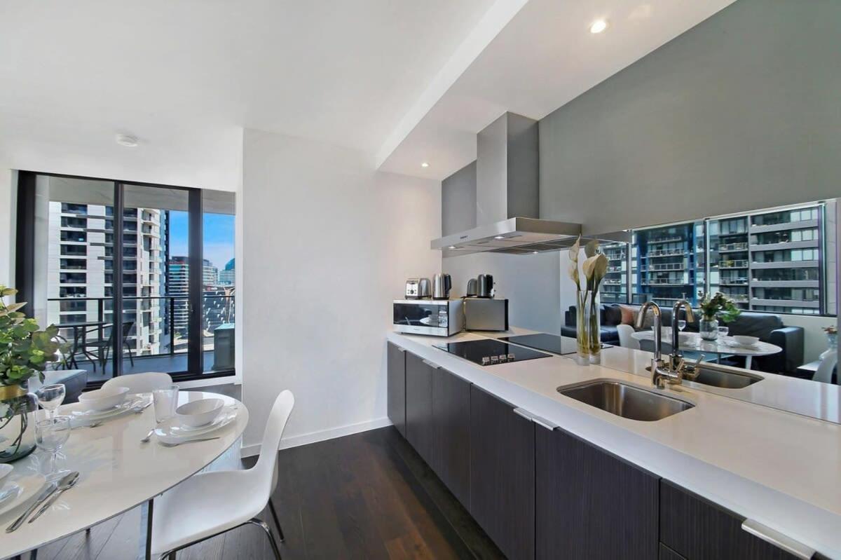 A Lux 2br With Views Near Southern Cross Melbourne