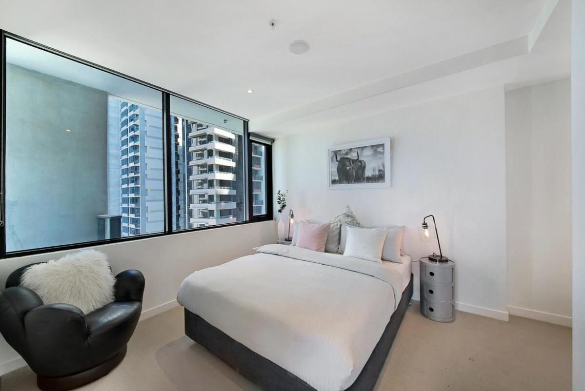 A Lux 2br With Views Near Southern Cross