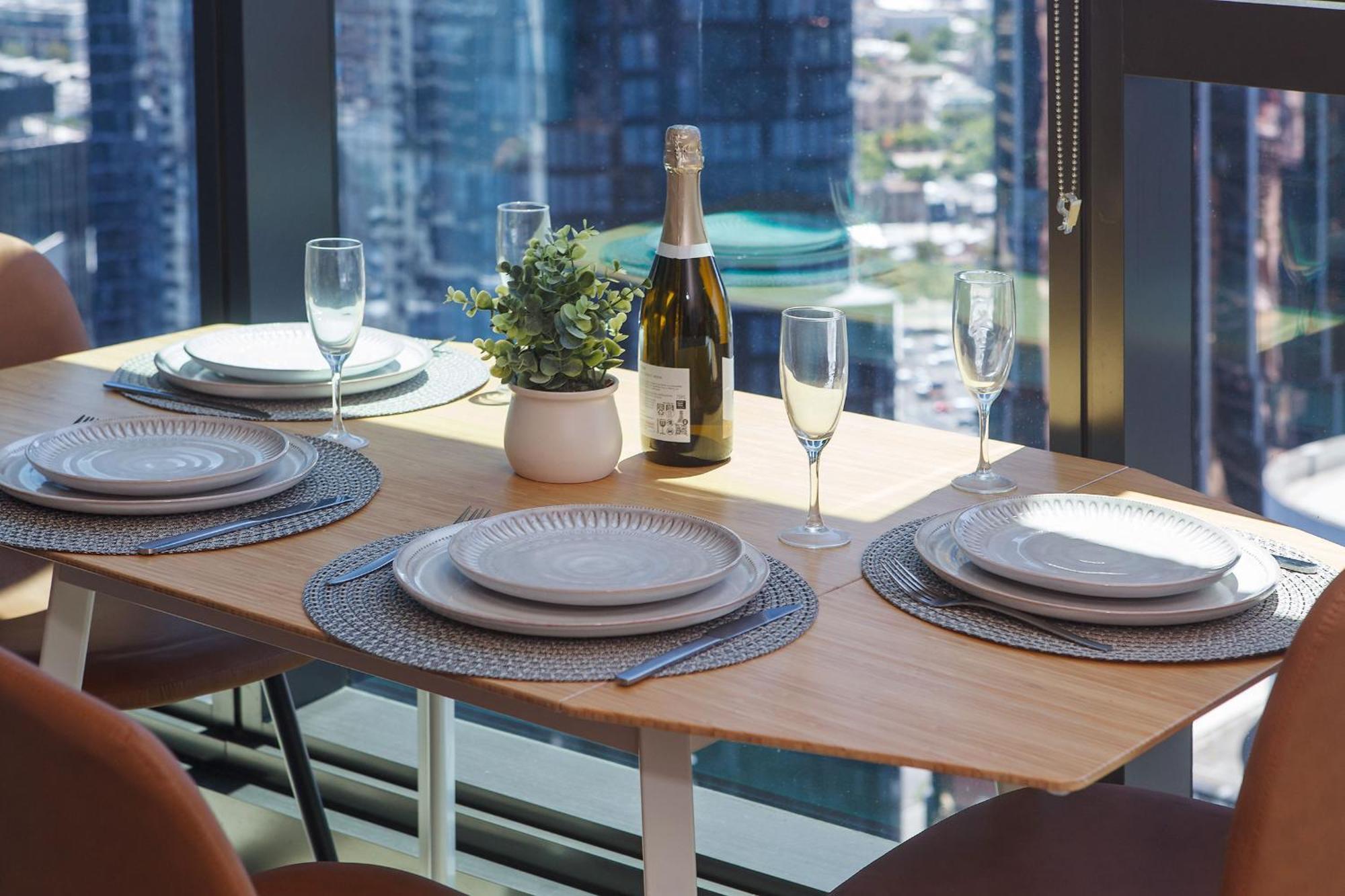 Stunning Floor Views 2br Gem, Cbd Apartment *