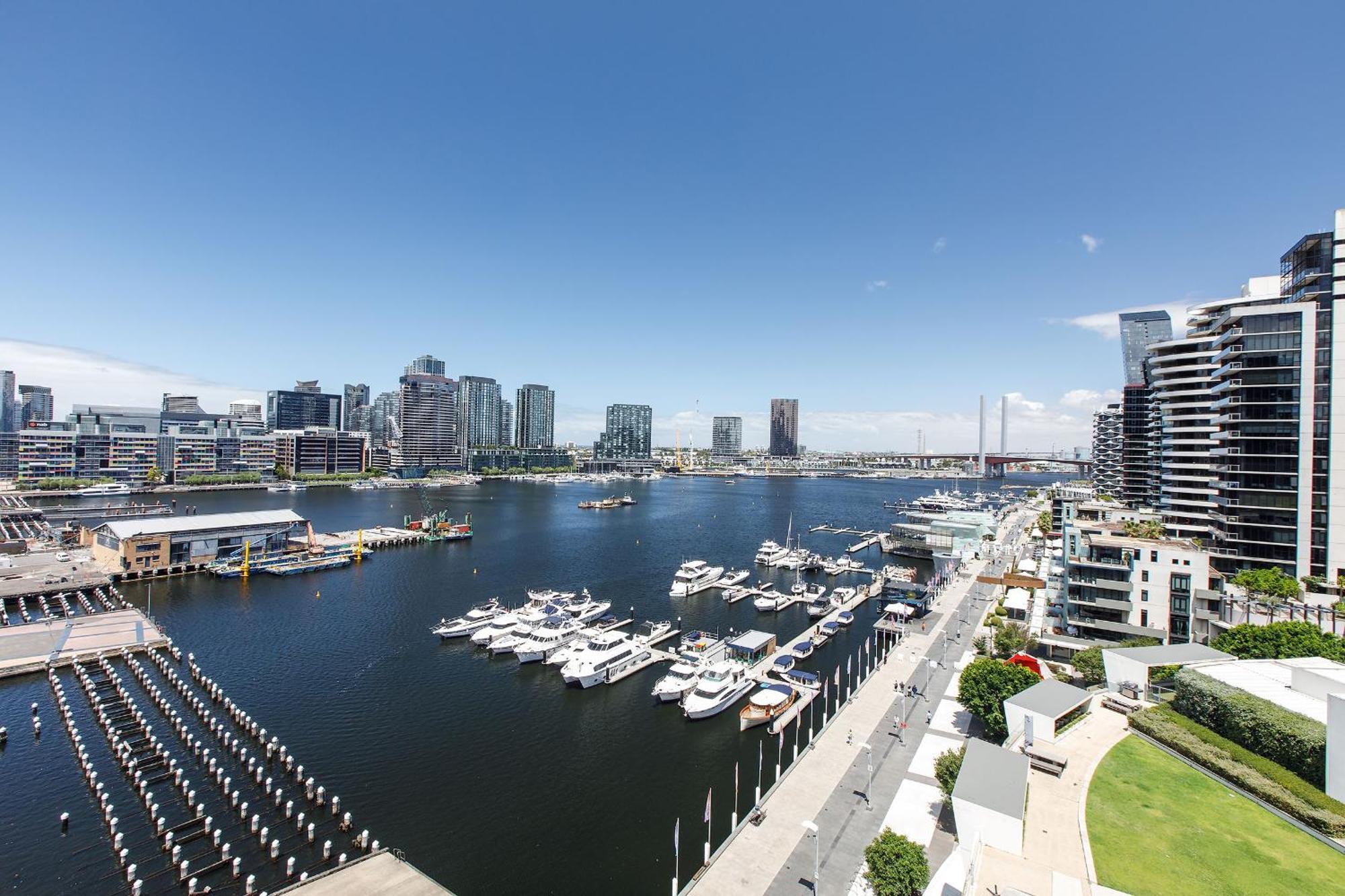 Apartment Waterfront View Luxury Escape 3br Pool, Sauna, Gym *