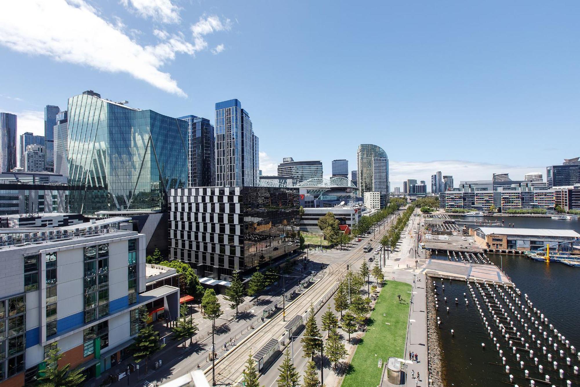 Waterfront View Luxury Escape 3br Pool, Sauna, Gym Melbourne