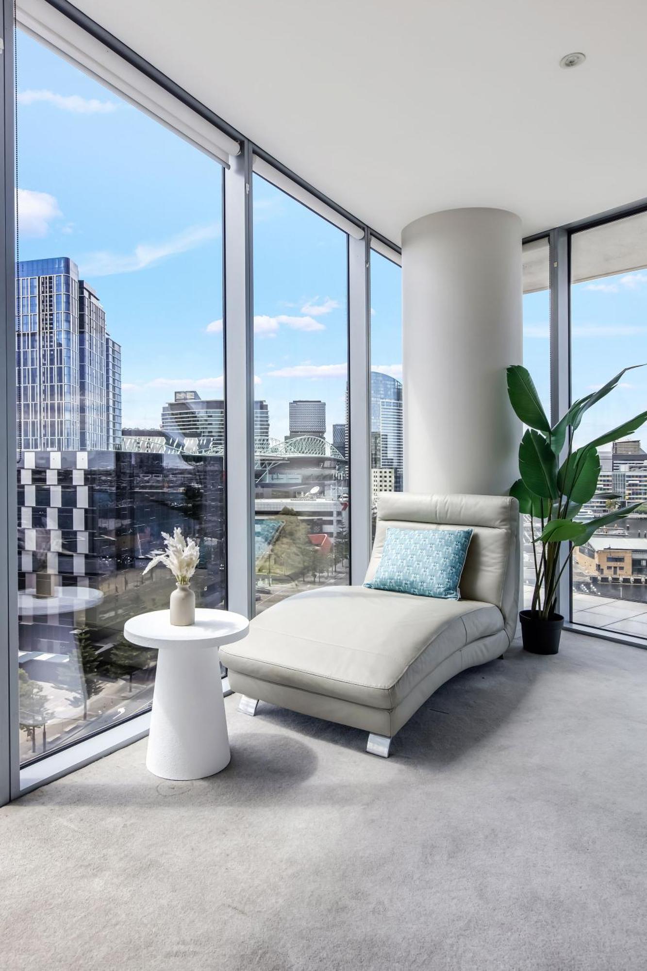 Waterfront View Luxury Escape 3br Pool, Sauna, Gym