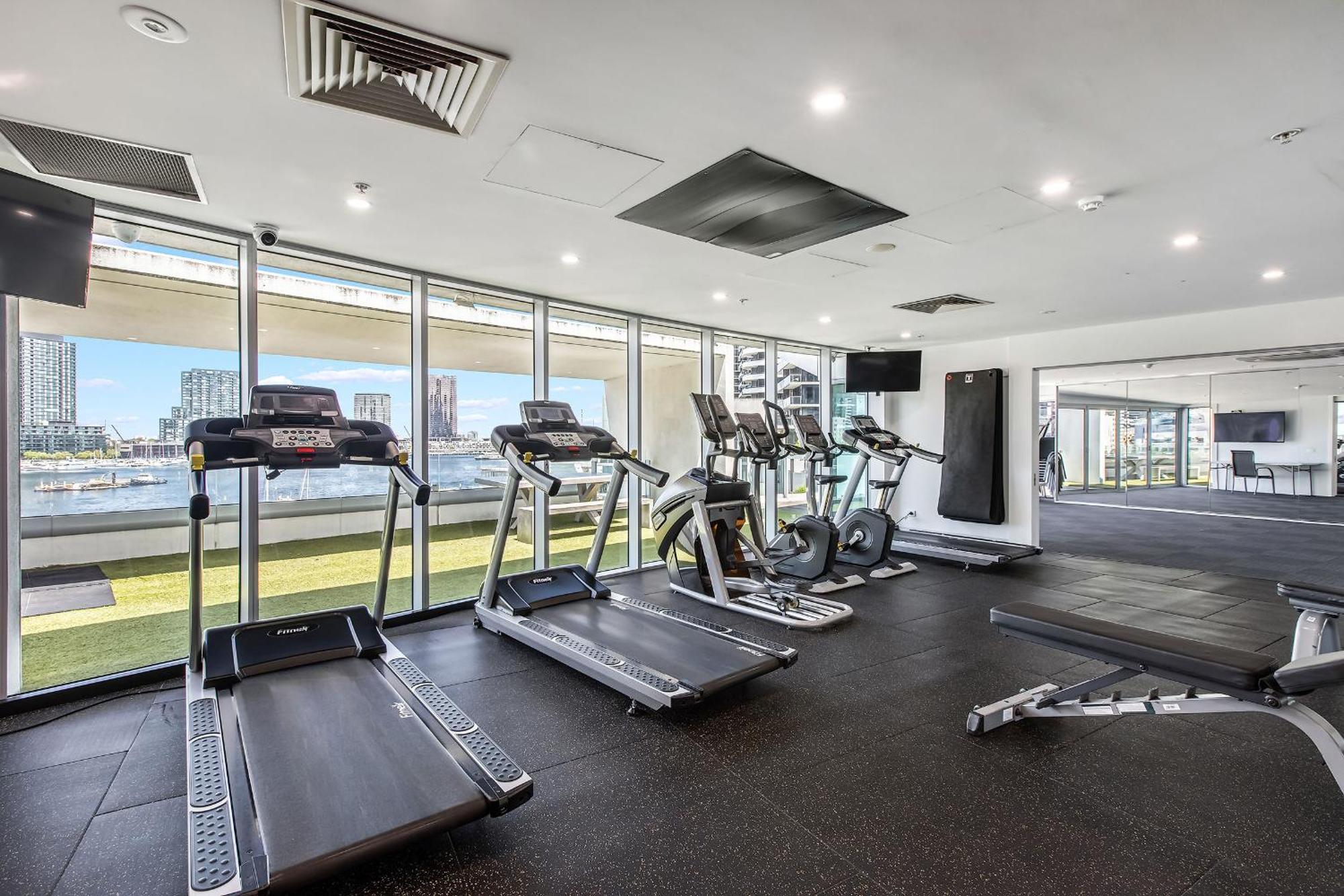 Waterfront View Luxury Escape 3br Pool, Sauna, Gym Apartment