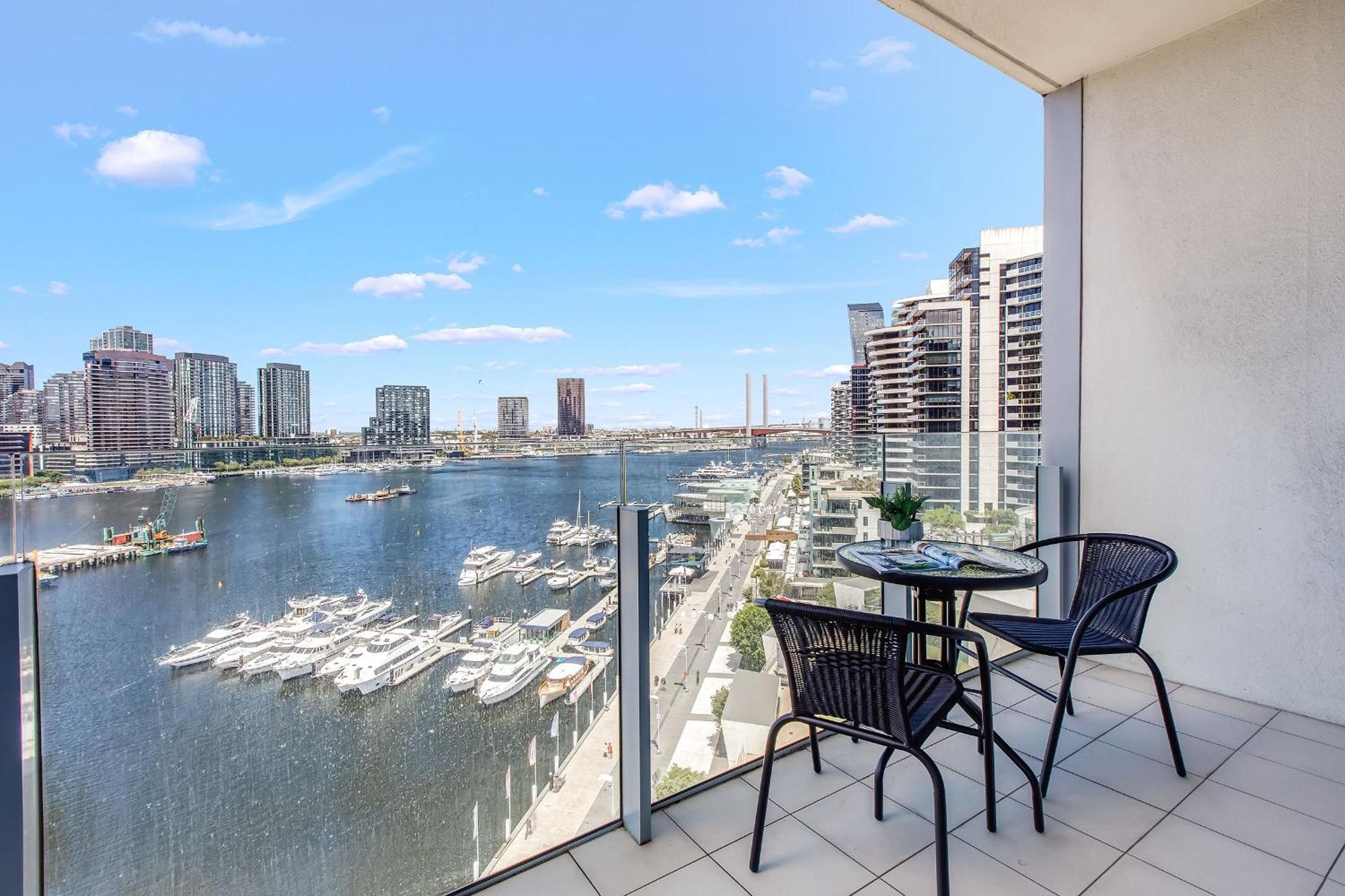 Apartment Waterfront View Luxury Escape 3br Pool, Sauna, Gym