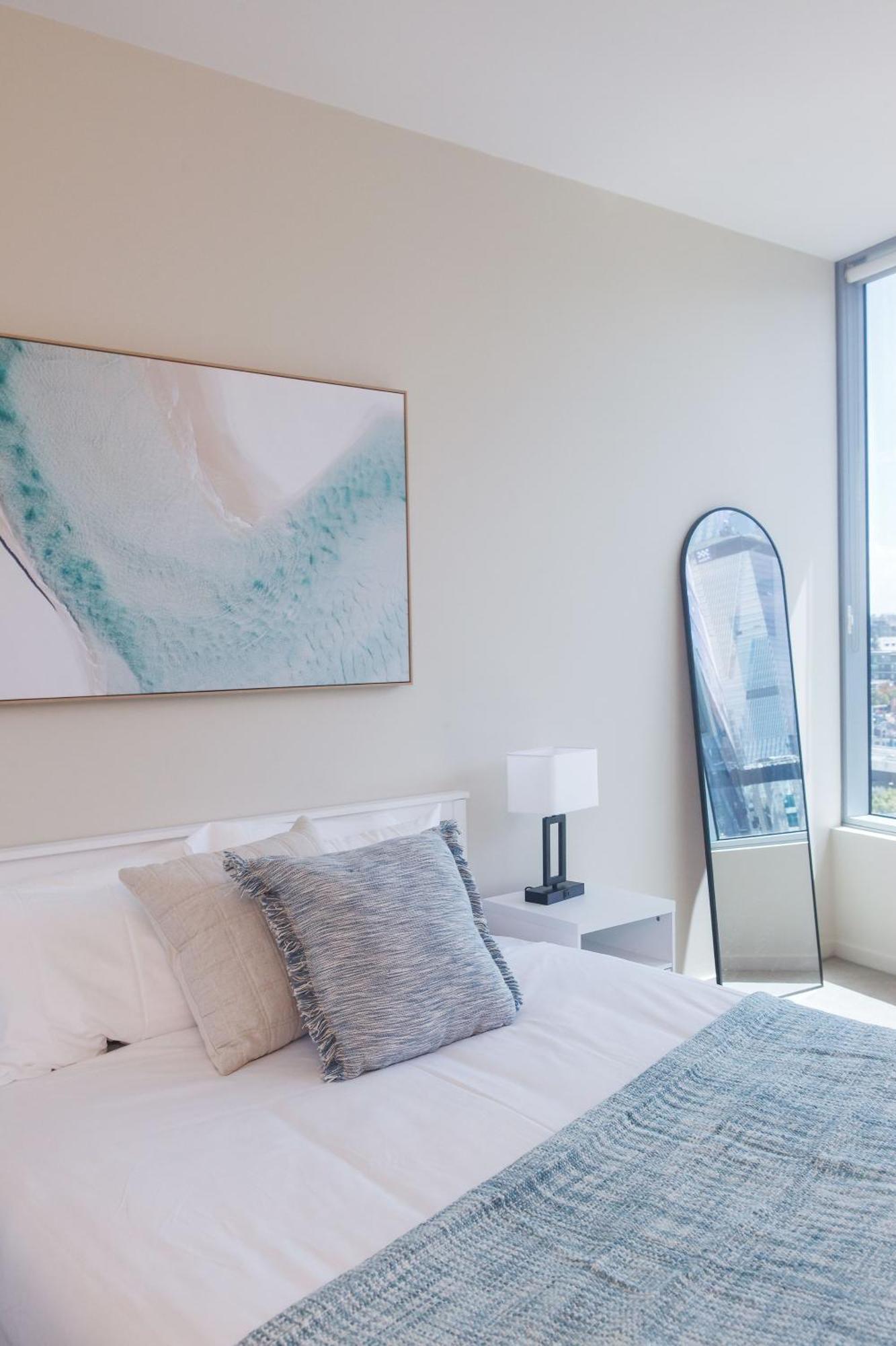 Waterfront View Luxury Escape 3br Pool, Sauna, Gym