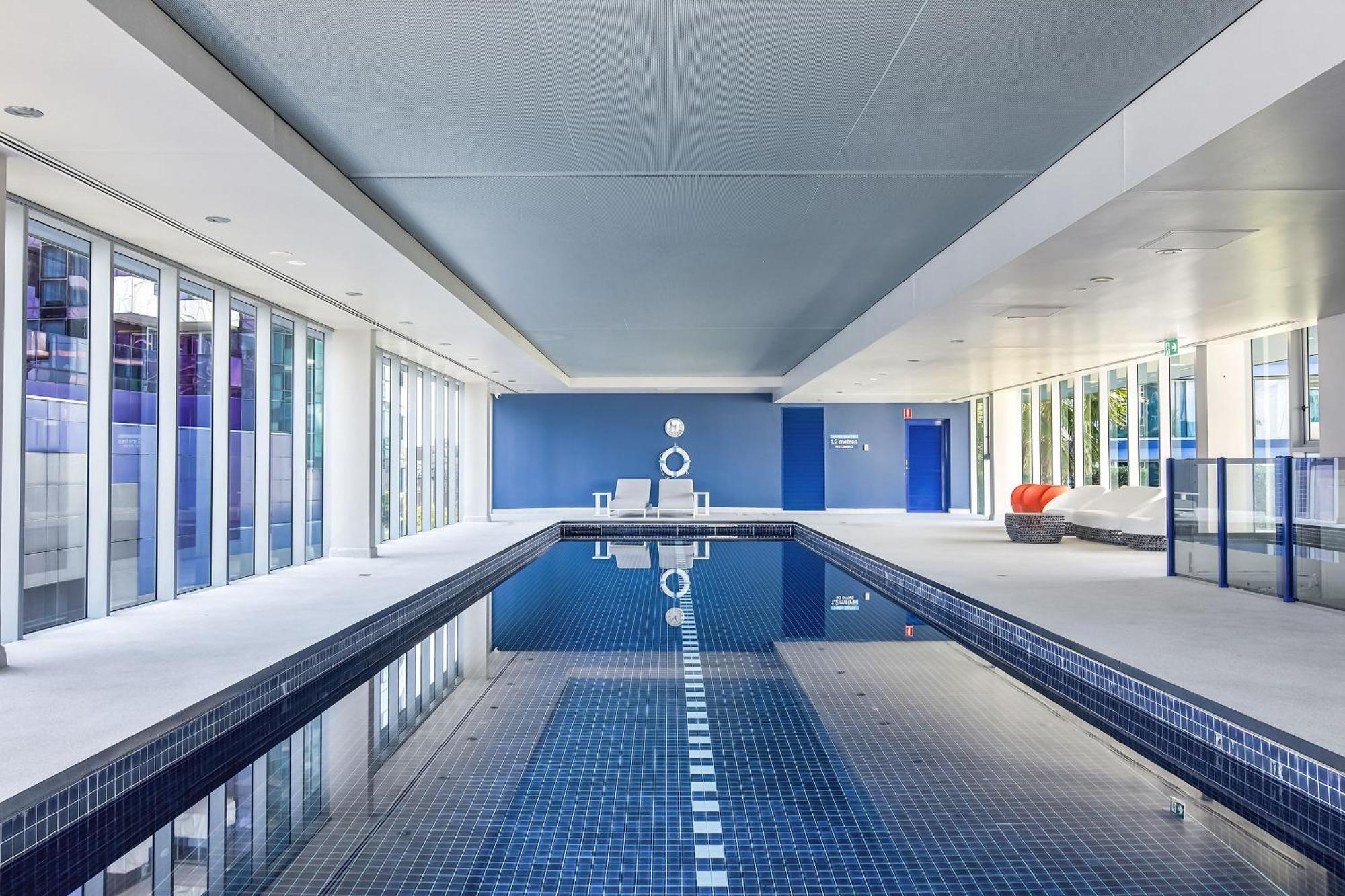 Waterfront View Luxury Escape 3br Pool, Sauna, Gym Melbourne