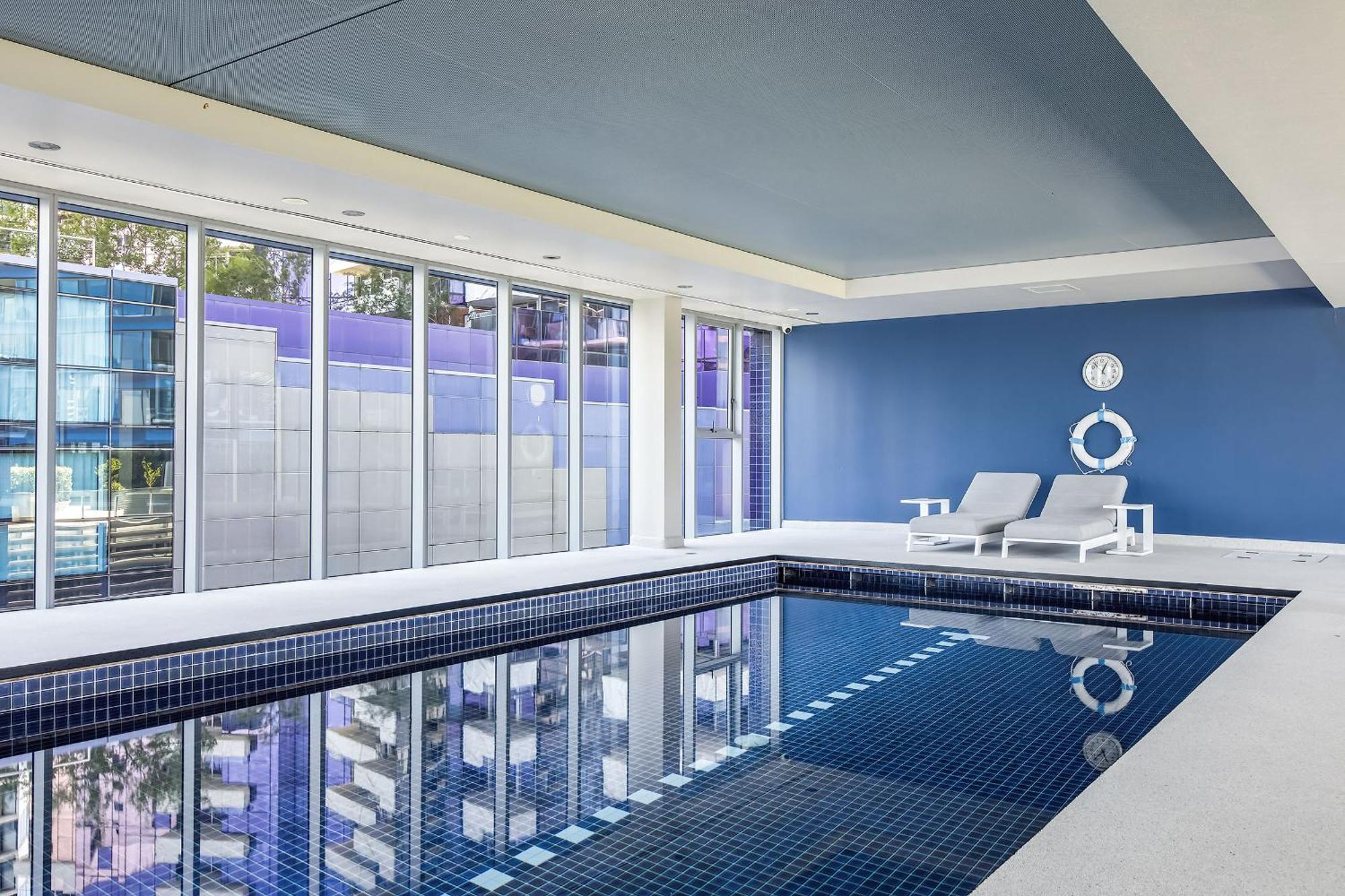 Waterfront View Luxury Escape 3br Pool, Sauna, Gym