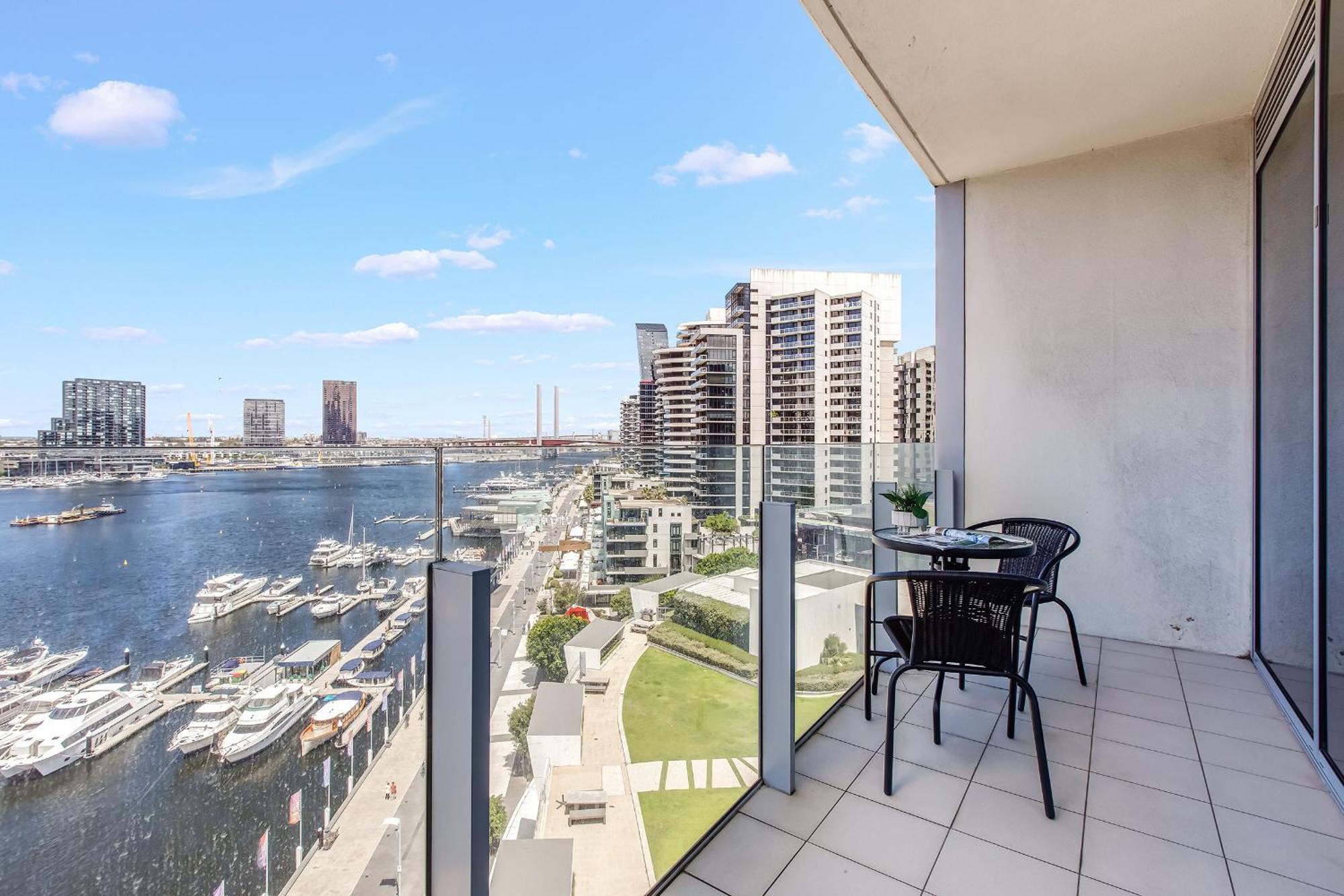 Waterfront View Luxury Escape 3br Pool, Sauna, Gym Apartment