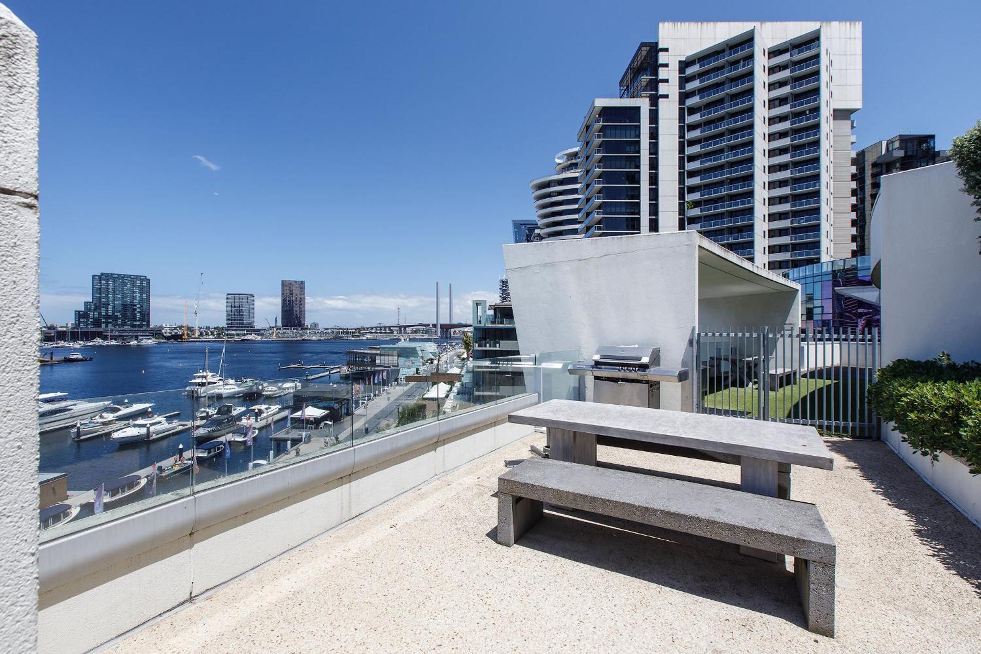 Apartment Waterfront View Luxury Escape 3br Pool, Sauna, Gym *