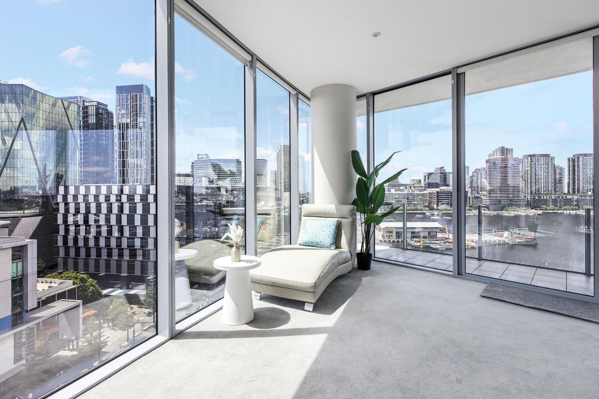 Waterfront View Luxury Escape 3br Pool, Sauna, Gym Apartment