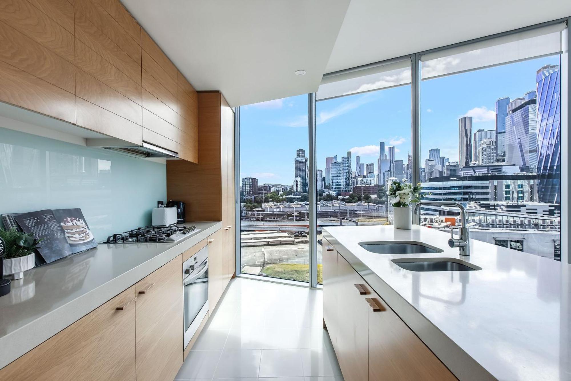 Waterfront View Luxury Escape 3br Pool, Sauna, Gym Apartment *