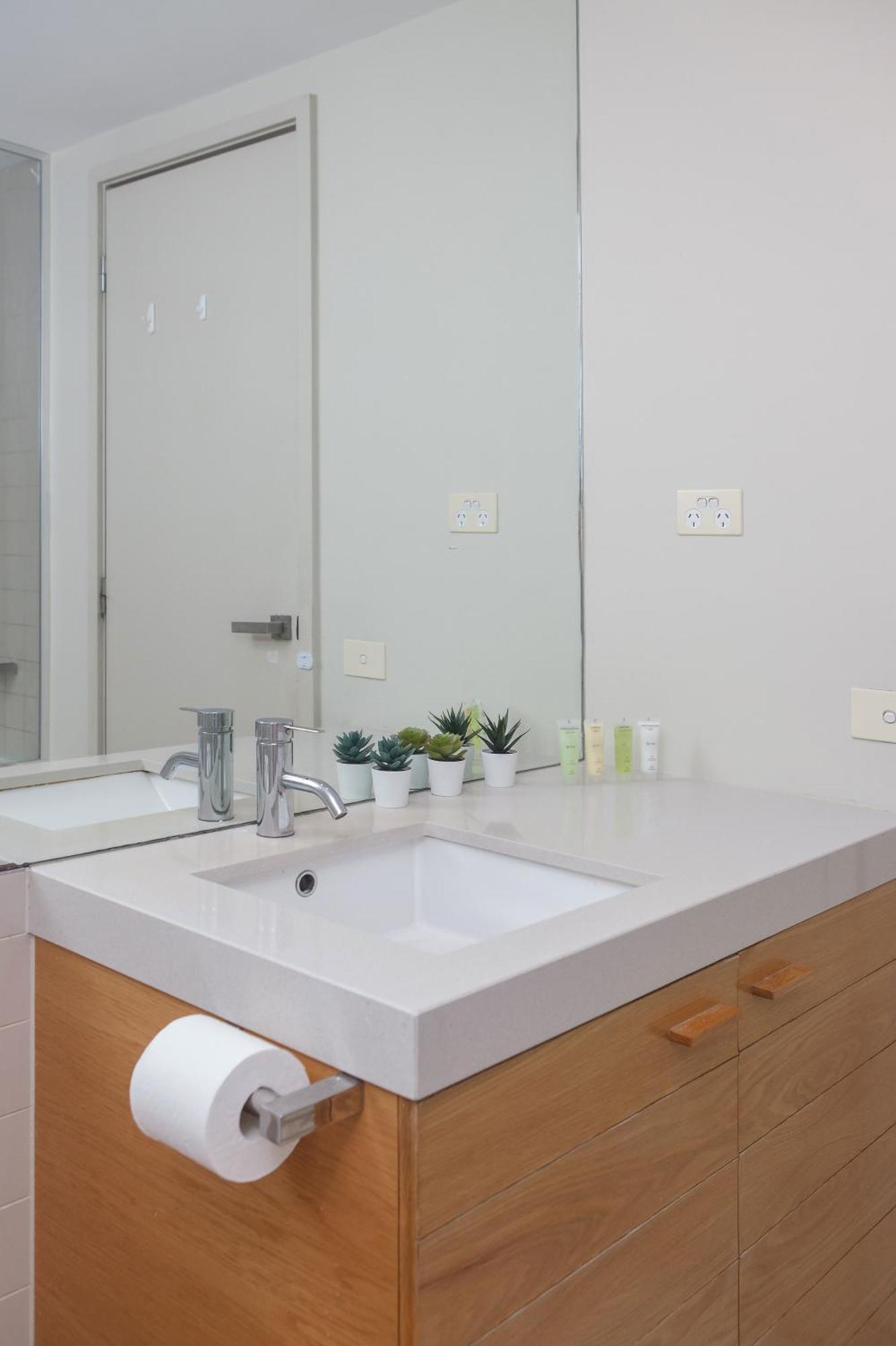 Waterfront View Luxury Escape 3br Pool, Sauna, Gym Melbourne