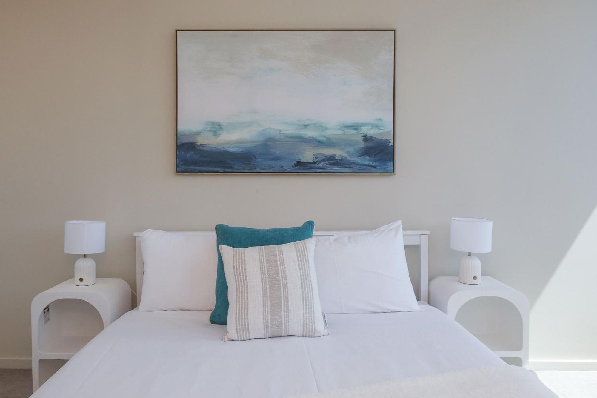 Waterfront View Luxury Escape 3br Pool, Sauna, Gym