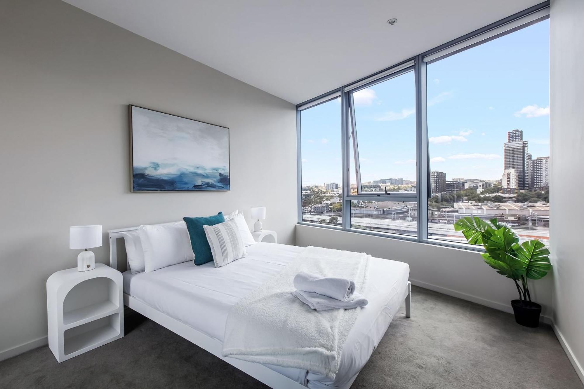 Apartment Waterfront View Luxury Escape 3br Pool, Sauna, Gym