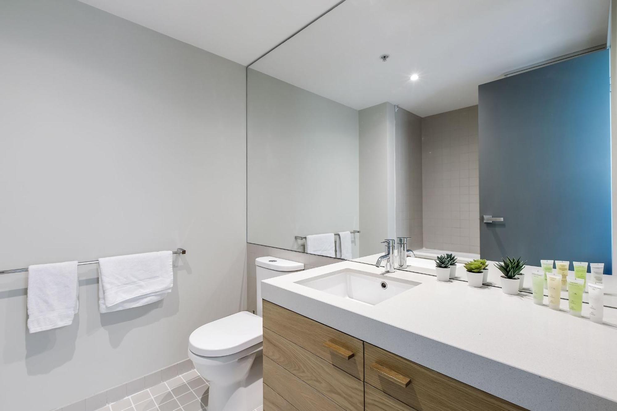 Waterfront View Luxury Escape 3br Pool, Sauna, Gym * Melbourne