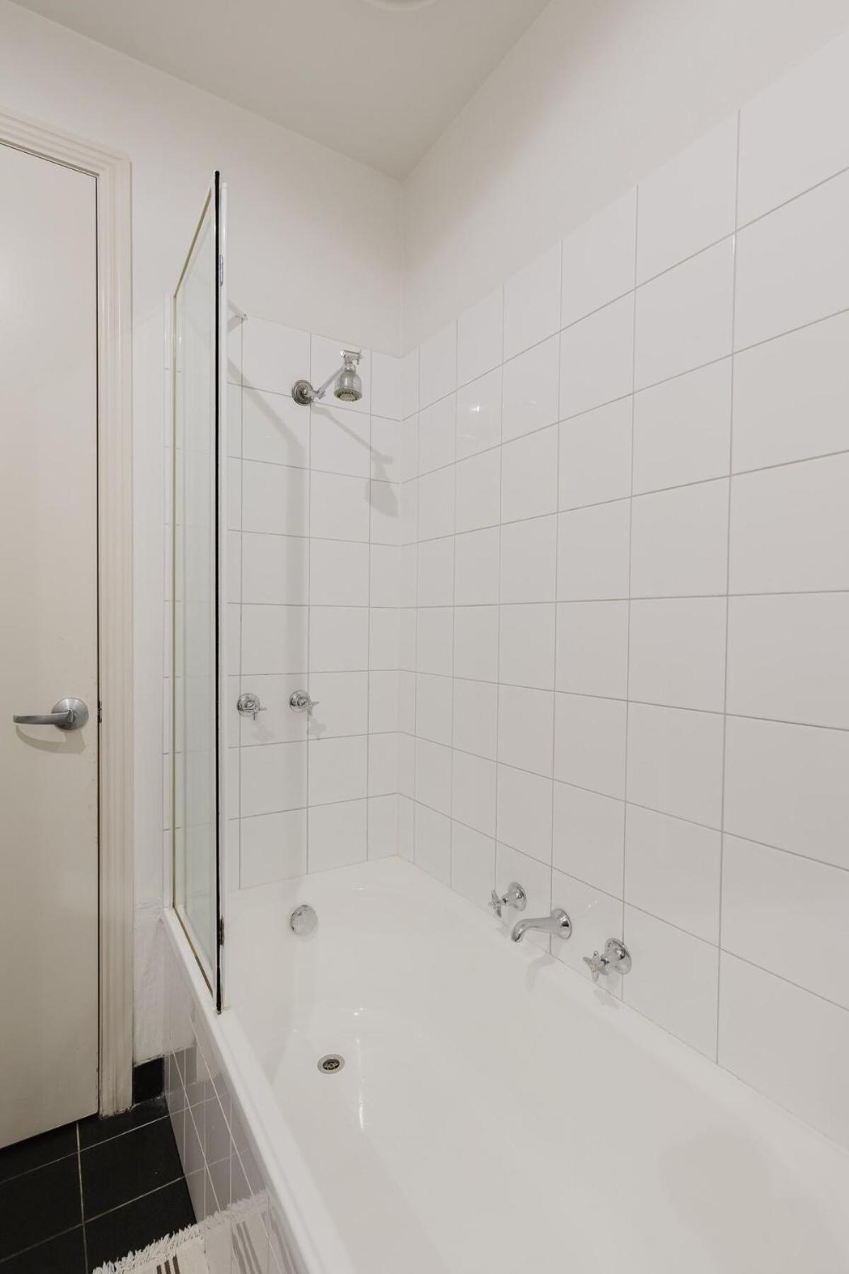 Apartment Centre - Amazing Location!