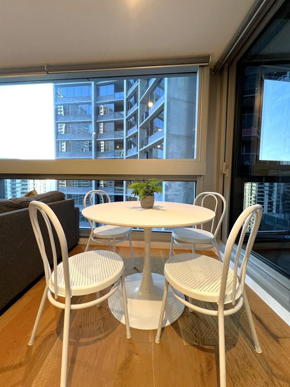 1 Bedroom 1 Bath, Southern Cross, Balcony Apartment Melbourne