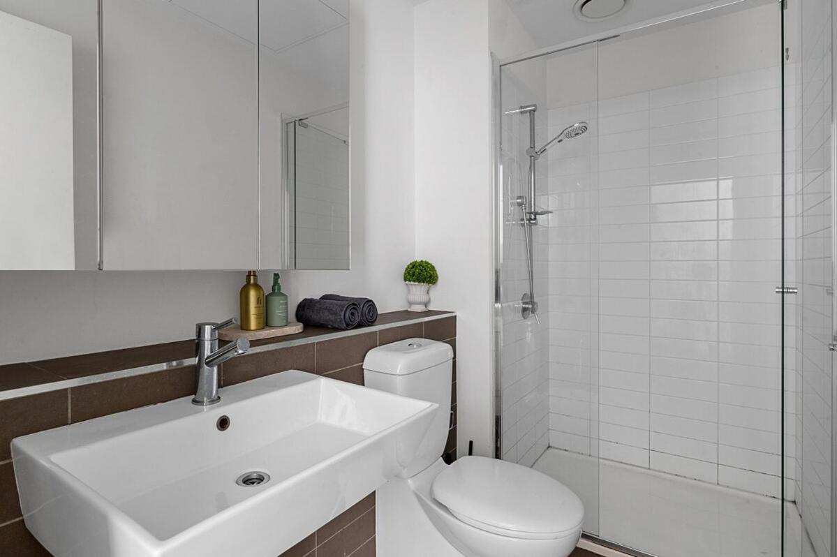 Comfy 2br, Skyhigh Views, Pool And Gym Apartment