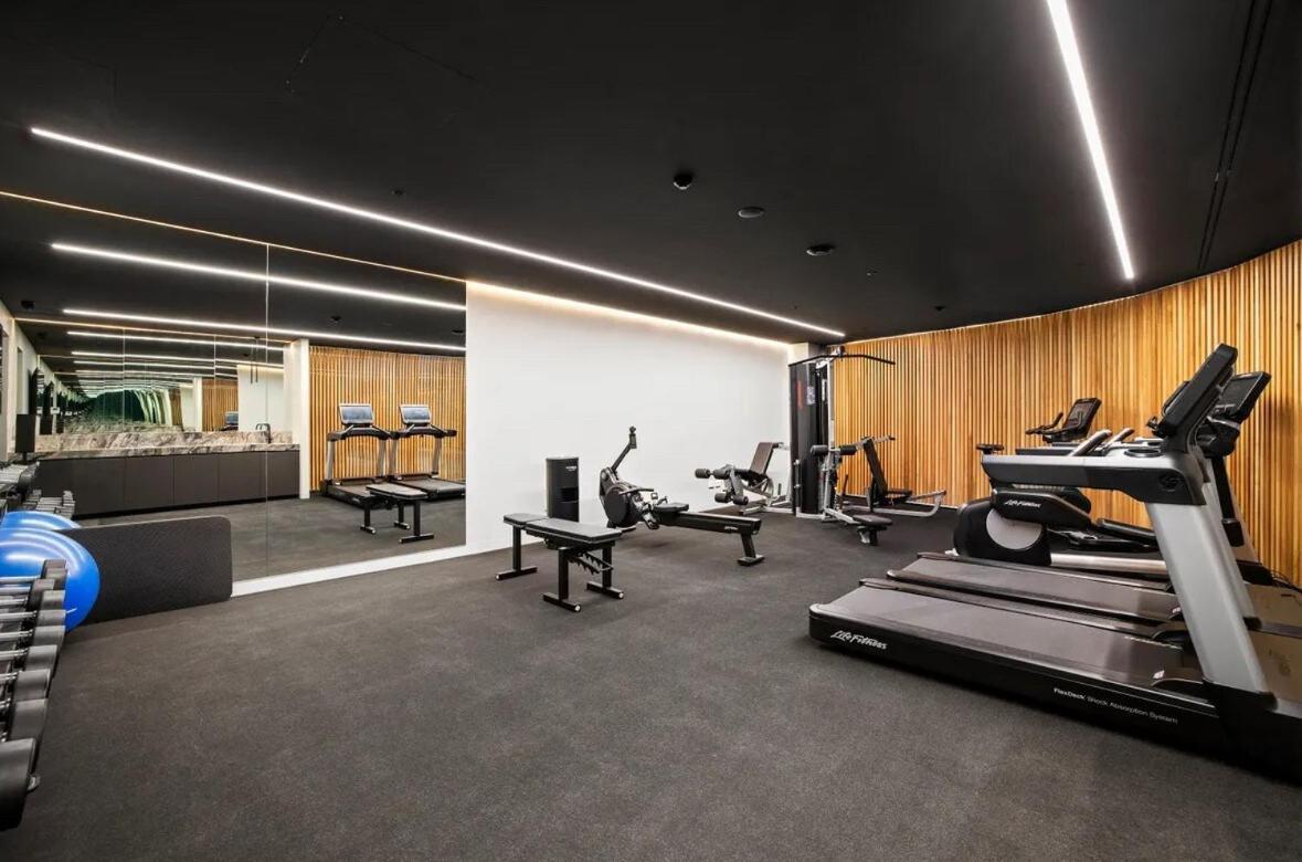 Grand Prix Luxury 2b Lakeside With Carpark, Pool & Sauna