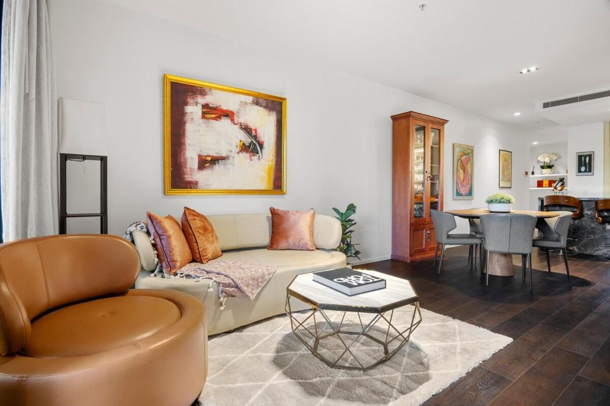 Grand Prix Luxury 2b Lakeside With Carpark, Pool & Sauna