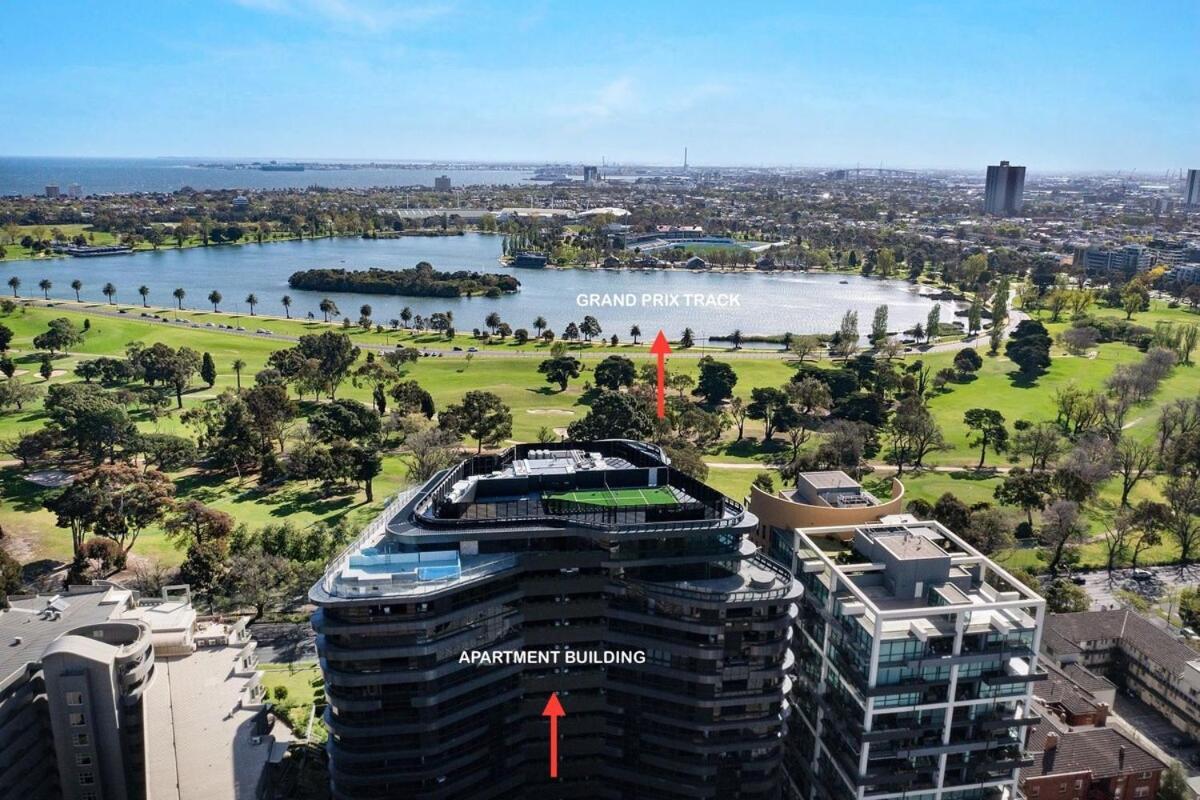 Grand Prix Luxury 2b Lakeside With Carpark, Pool & Sauna Apartment