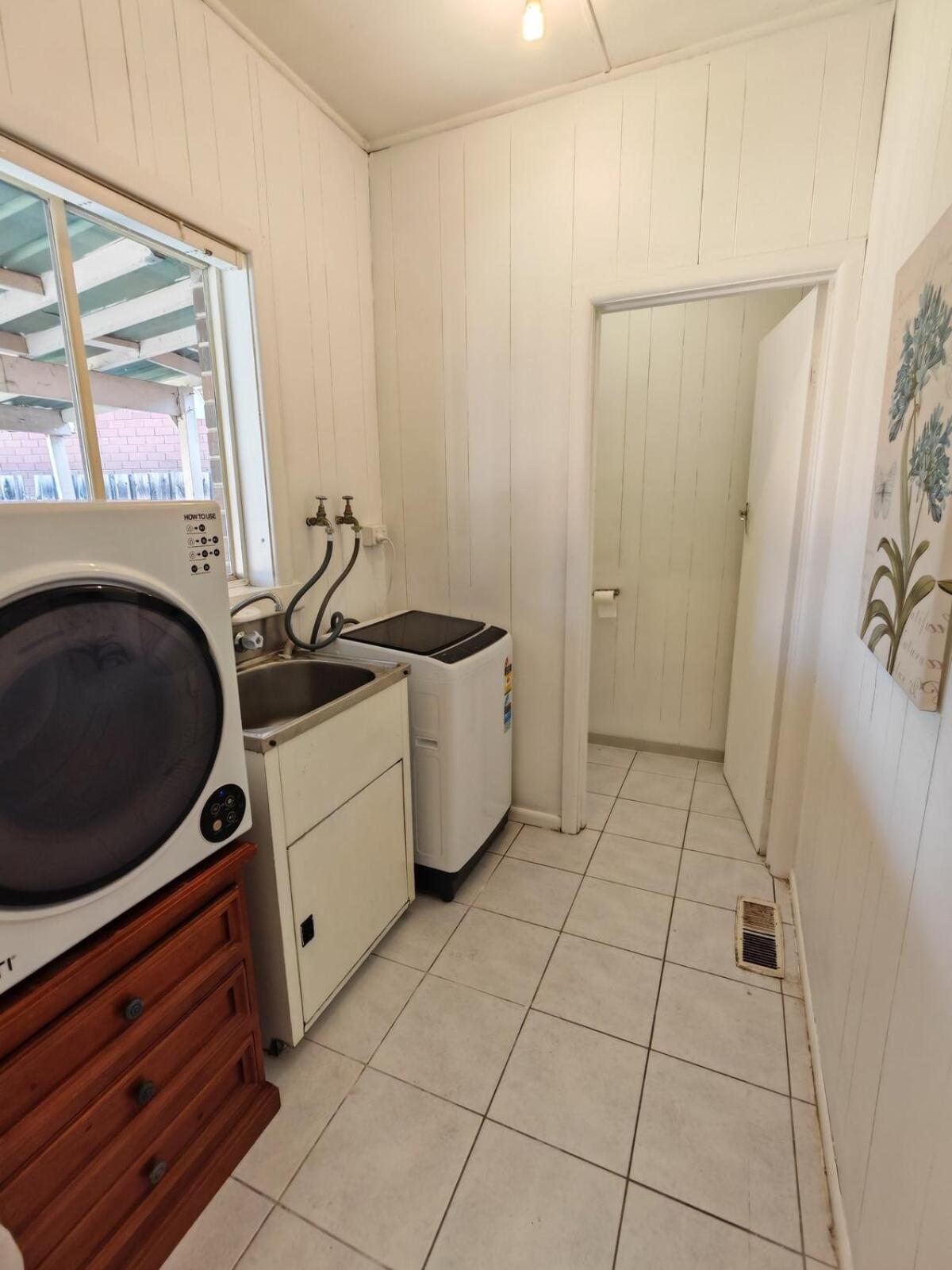 Northern Home-close To Airport, Walk To Train