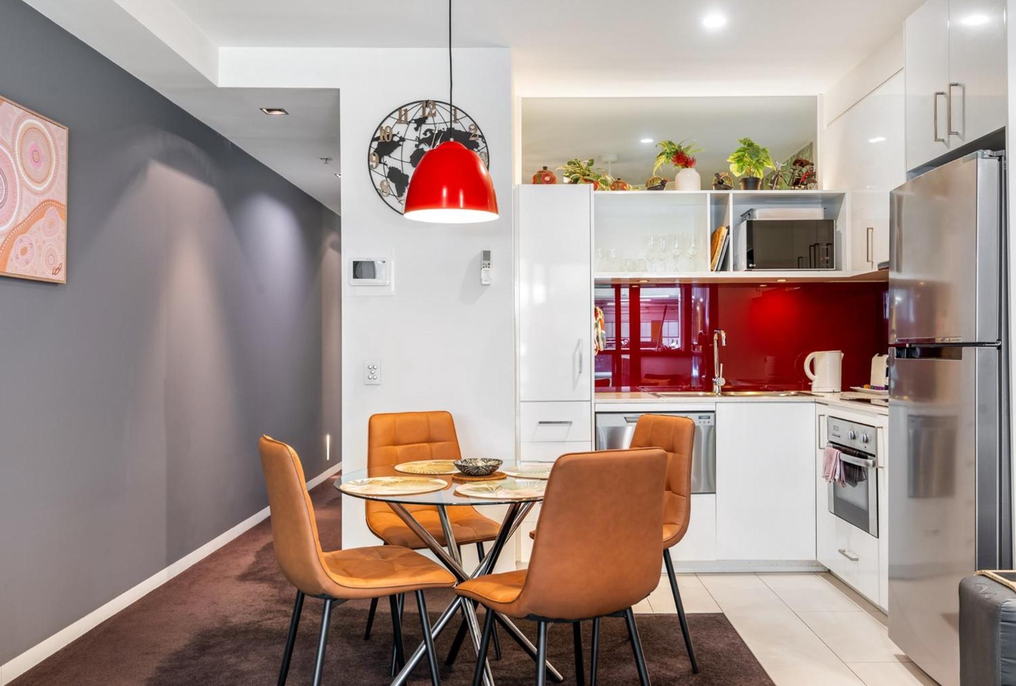 Stylish 2-bed In Apartment *