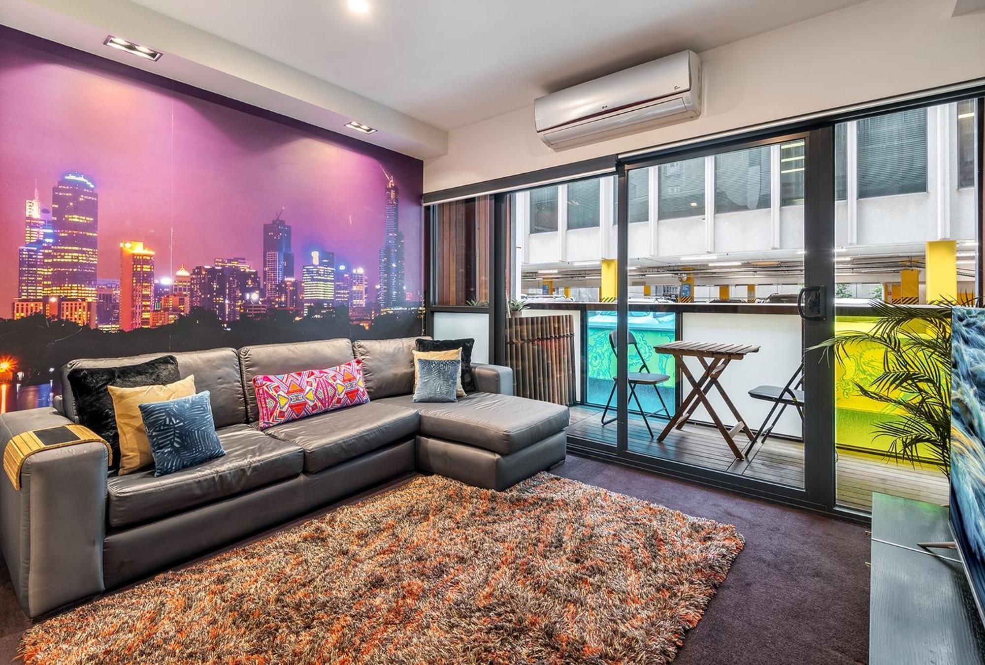 Stylish 2-bed In Apartment
