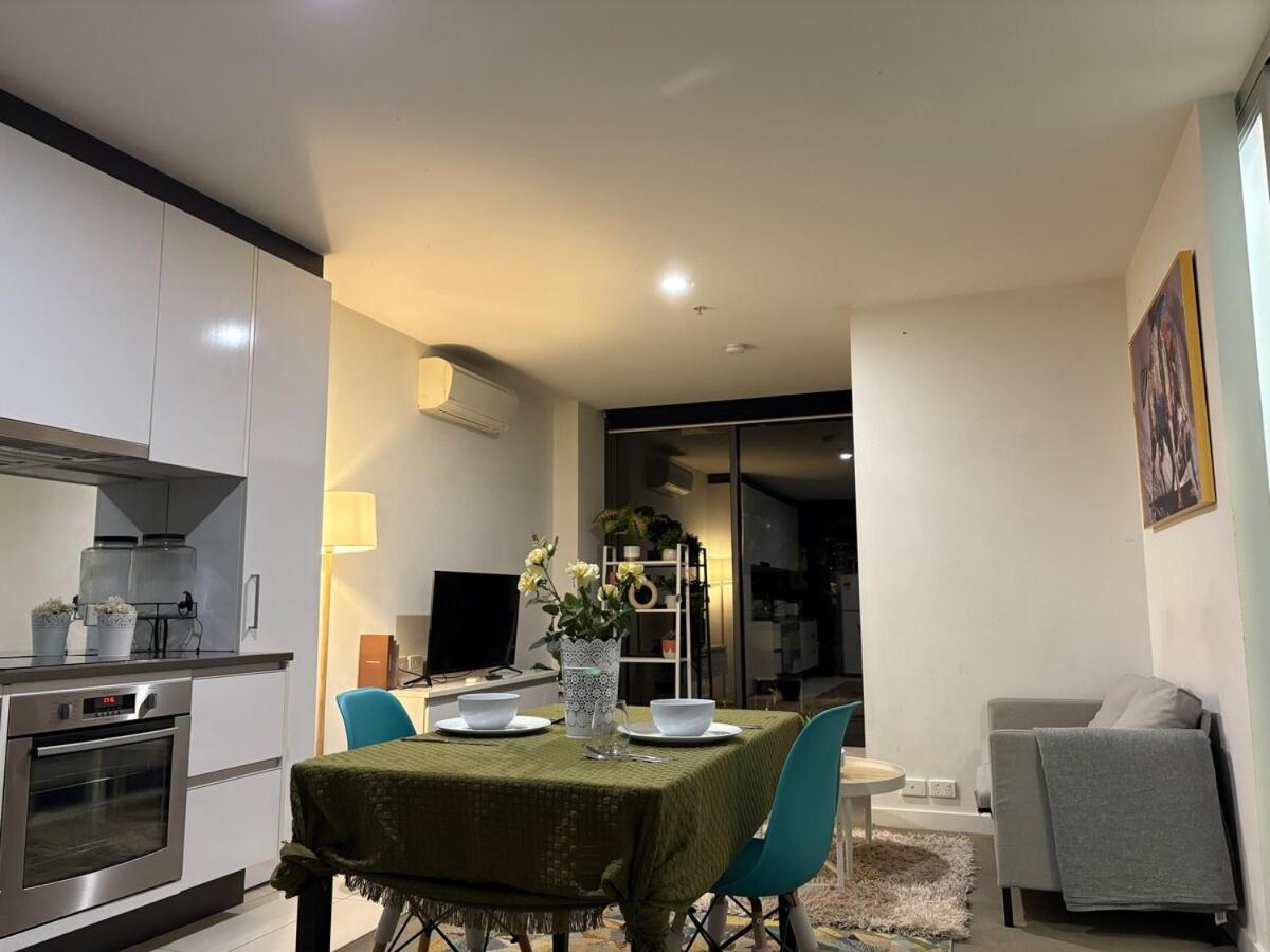 Ls604-stylish 1b1b With Gym & Pool Access Apartment Melbourne