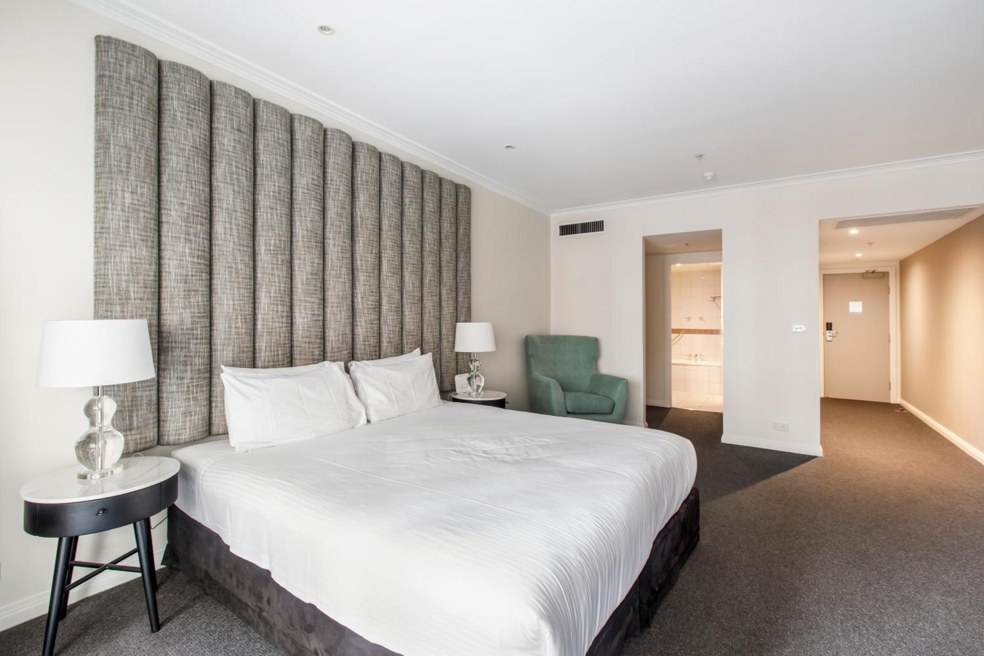 Modern Nomads Beautiful King With Indoor Pool & Balcony Apartment